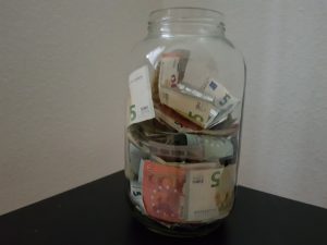 schneller Erfolg - Geldtopf fünf Euro-Scheine