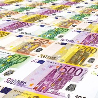 Cash is King - zahlreiche Euro-Geldscheine